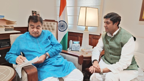 MP Ujjwal Raman Singh personally met Union Transport Minister Nitin Gadkari (FILE PHOTO)