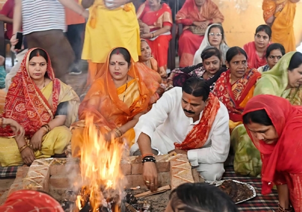 Mayor Ganesh Kesarwani along with his family performed the complete Aahuti Yagya