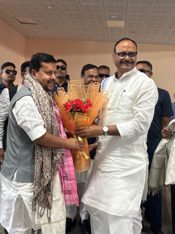 BJP president given grand welcome at Lal Bahadur Shastri International Airport