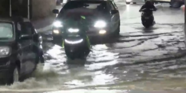 bengaluru-heavy-rain-roads-waterlogged-traffic-disrupted