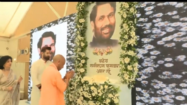 Yogi Adityanath honored Ram Vilas Paswan