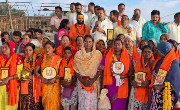 Mayor Ganesh Kesarwani honored all the Municipal Corporation officials and sanitation workers