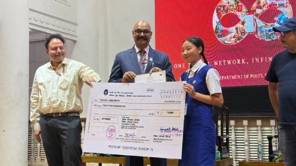 कोलकाता सर्कल के चीफ पोस्टमास्टर जनरल अशोक कुमार नेशनल पोस्टल सप्ताह के उद्घाटन समारोह में छात्रा को धनादेश प्रदान करते हुए