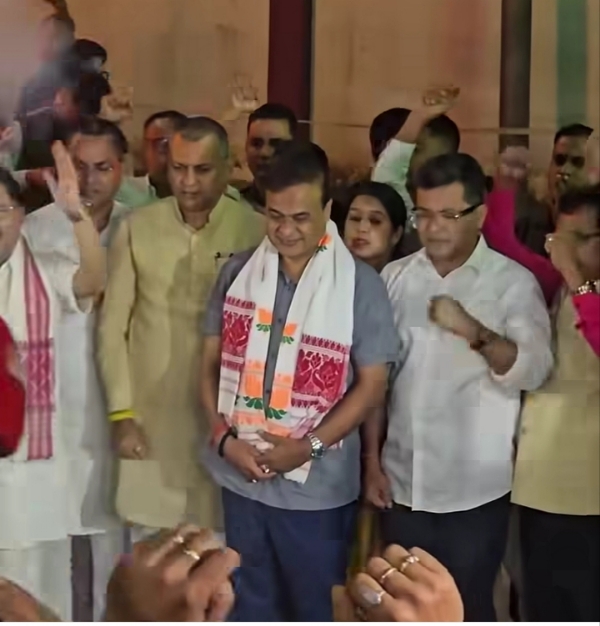 नगांव उपचुनाव में भाजपा के शानदार प्रदर्शन पर पार्टी कार्यालय में जश्न में शामिल मुख्यमंत्री डॉ हिमंत बिस्व सरमा।