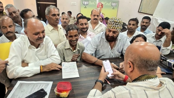 Yudhvir Sethi holds Janta Darbar, assures prompt resolution of grievances