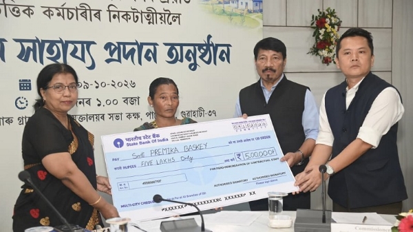Minister Atul Bora Providing Ex-Gratia to Families of Deceased Contractual Employees.