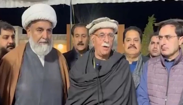 Mahmood Khan Achakzai, chief of Tehreek-e-Tahafuz-e-Aain-e-Pakistan, speaks to journalists late on February 12 in Islamabad. Screengrab: Geo News