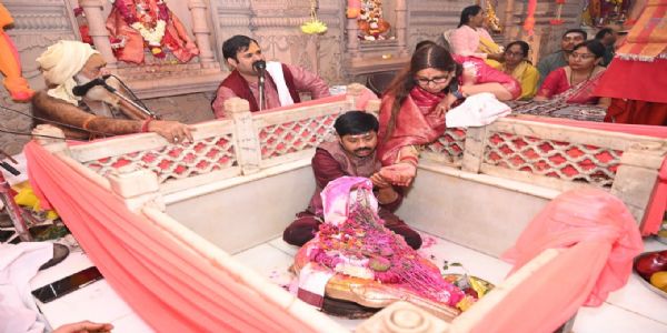 Minister Nandi, ex-mayor performed Rudrabhishek in Manokamnapurti Temple