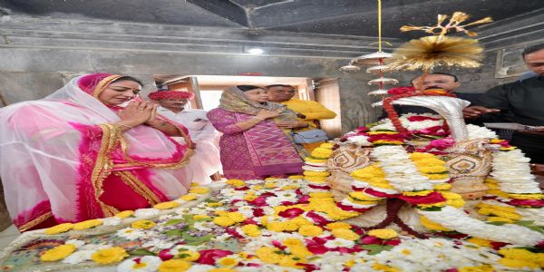 Delhi CM Rekha Gupta Performs Sacred Puja at Ancient Amrakh Mahadev Temple on Mahashivratri