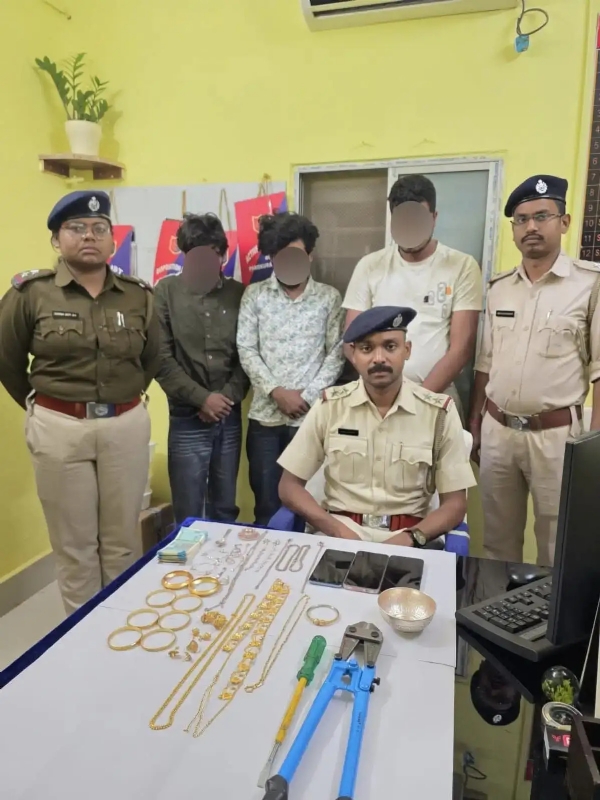 The accused with the recovered items The accused with the recovered items