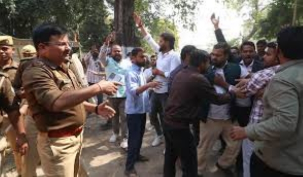 ABVP retaliates by chanting Hanuman Chalisa