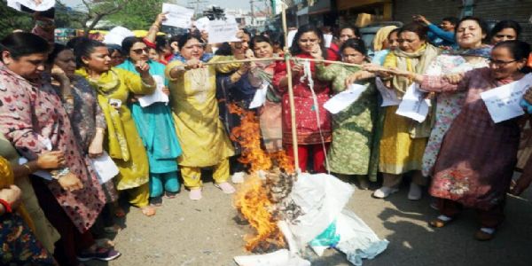 BJP Mahila Morcha holds massive protest at Press Club