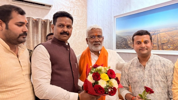 Prayagraj mayor welcoming Swatantra Dev Singh