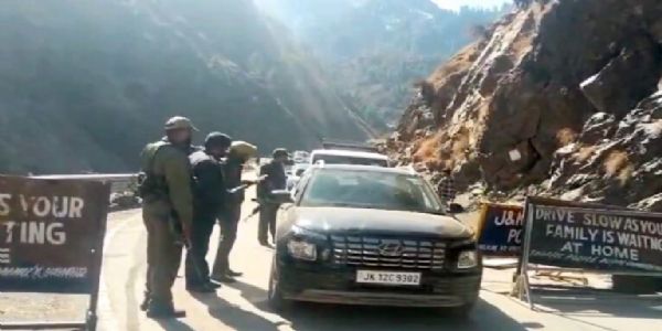 Mughal Road Reopens For Traffic, LMVs Ply Smoothly