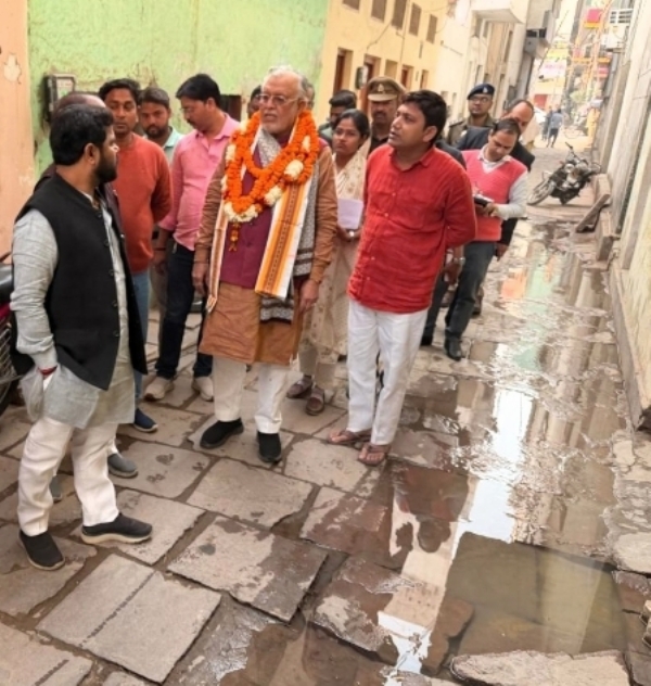 Suresh Khanna inspected the cleanliness of the city of Varanasi