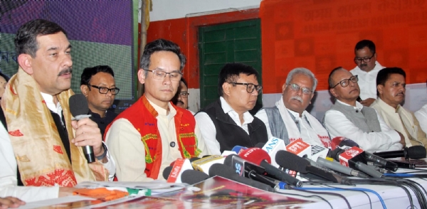 असम प्रदेश कांग्रेस मुख्यालय राजीव भवन में संवाददाता सम्मेलन को संबोधित करते हुए कांग्रेस के स्थानीय एवं राष्ट्रीय नेता।
