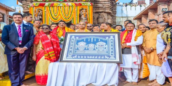 President Droupadi Murmu Performs Ancestral Rituals, Offers Prayers at Jagannath Temple in Puri