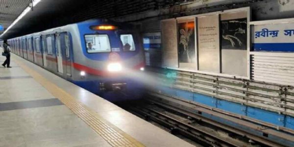 Passenger jumps onto metro tracks at Rabindra Sarobar station, Blue Line service disrupted