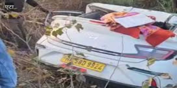 Speeding automobile goes off road and strikes tree, flips over and falls into ditch in Etah, 3 killed