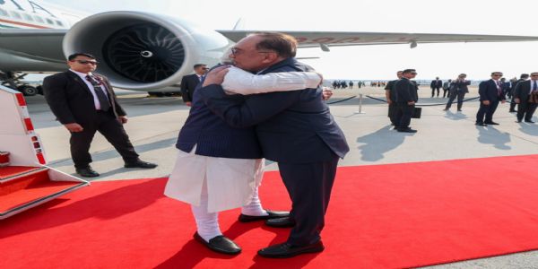 PM Anwar Ibrahim Greets PM Modi with Warm Embrace at Kuala Lumpur Arrival