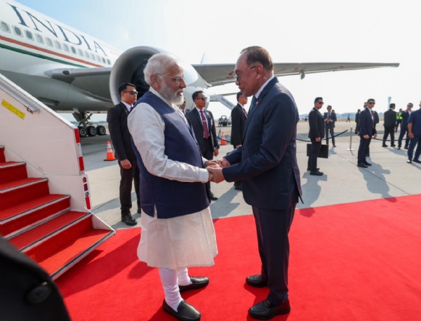 Malaysian Prime Minister Anwar Ibrahim personally welcomed Prime Minister Narendra Modi at the airport upon his arrival in Kuala Lumpur.