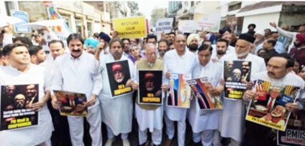 Karra, Bhalla lead Cong protest in Jammu, seeking resignation of Modi Karra, Bhalla lead Cong protest in Jammu, seeking resignation of Modi