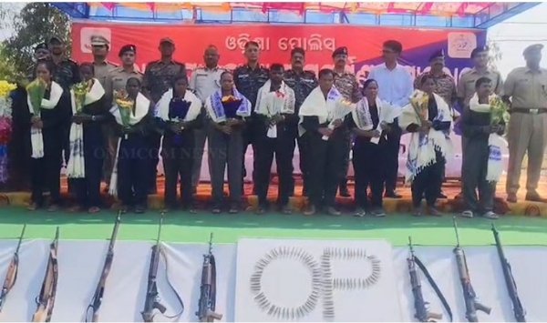 10 Maoists Surrender to Kandhamal Police 10 Maoists Surrender to Kandhamal Police