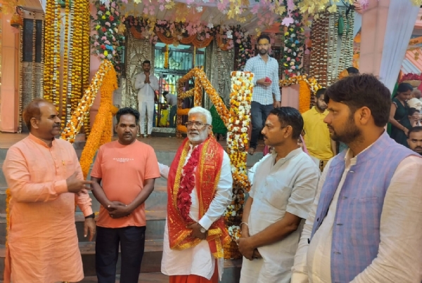 Swatantra Dev Singh reached the temple early in the morning and received blessings
