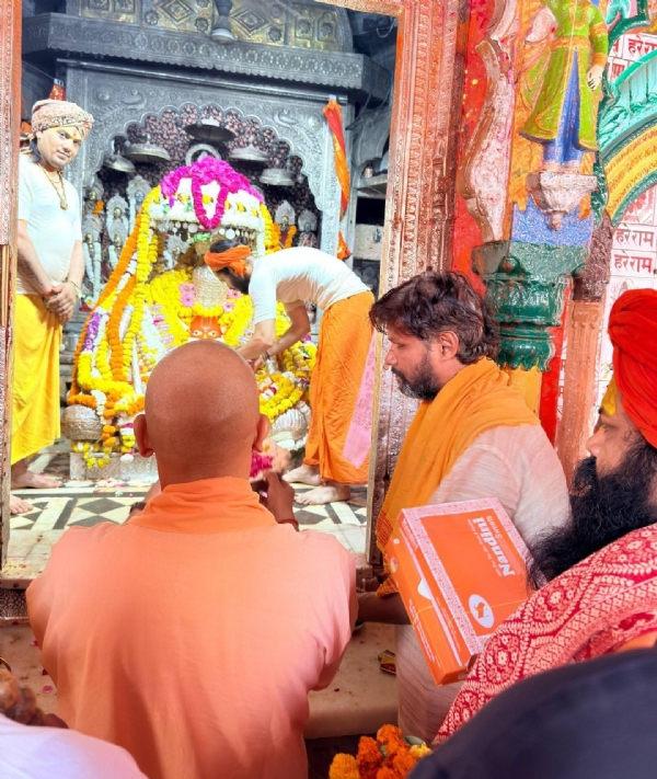 UP CM offered prayers to Hanuman Lalla at Hanumangarhi UP CM offered prayers to Hanuman Lalla at Hanumangarhi