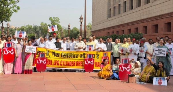 Opposition Protests Gas Crisis Linked to West Asia War at Parliament