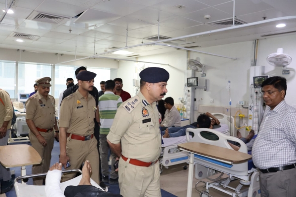 Additional Police Commissioner Rajiv Narayan Mishra visting injured at hospital Additional Police Commissioner Rajiv Narayan Mishra visting injured at hospital