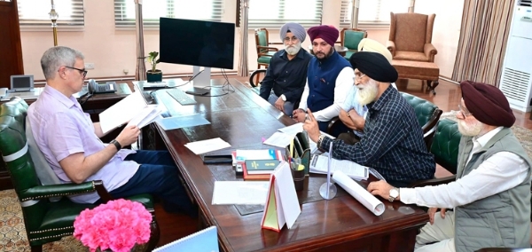 Delegation of Sikhs meets CM, raises issues