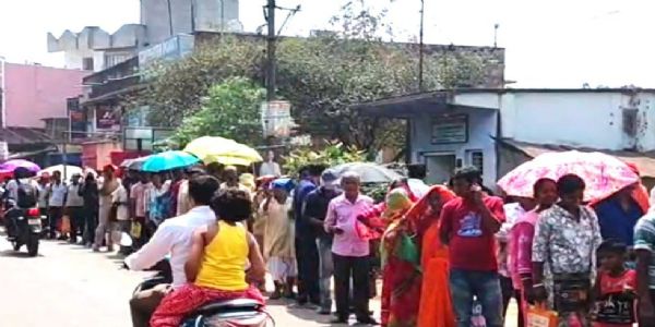 Farmers queue up for potato procurement tokens in Hooghly’s Haripal