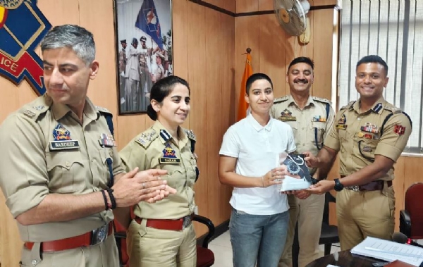 DIG Udhampur–Reasi Range felicitates daughter of DySP DAR DIG Udhampur–Reasi Range felicitates daughter of DySP DAR