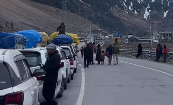 Fresh Snowfall At Zojila Halts Traffic After Vehicles Allowed Towards Kargil Fresh Snowfall At Zojila Halts Traffic After Vehicles Allowed Towards Kargil
