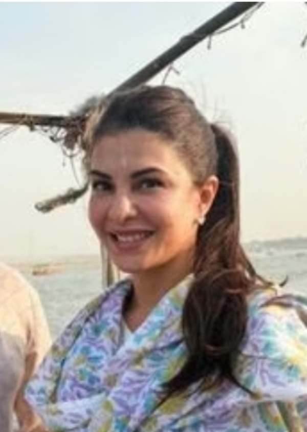 Jacqueline Fernandez immerse mother’s ashes in Ganga