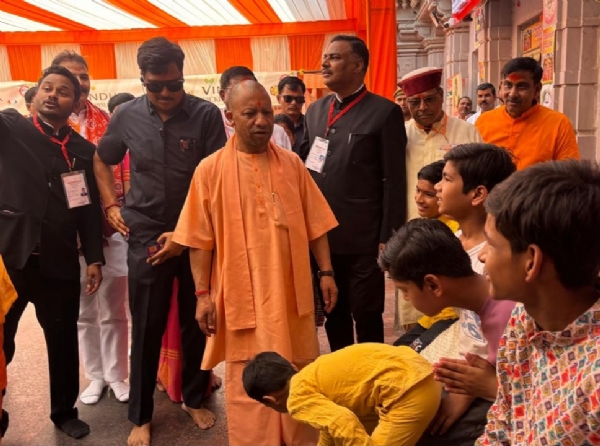 UP CM distributed chocolates to the children standing at the entrance plaza
