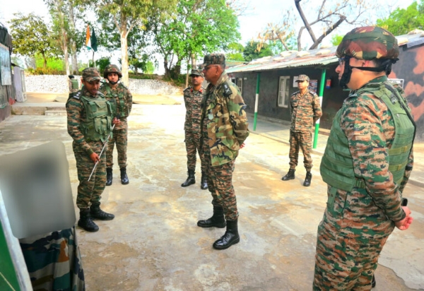 GOC White Knight Corps Reviews Operational Preparedness In J&K’s Akhnoor