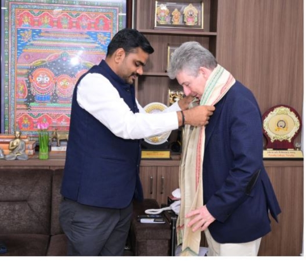 Australian Consul General Meets Industries Minister