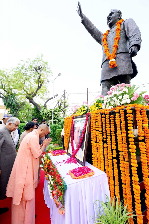 UP CM honours Bahuguna’s legacy