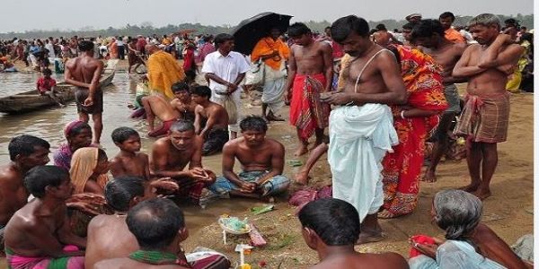 Thousands Take Holy Dip in Baitarani During Baruni Snana in Jajpur