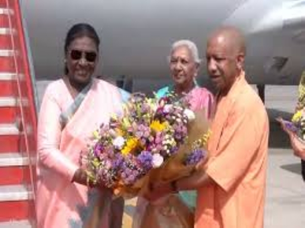 Uttar Pradesh Chief Minister Yogi Adityanath, together with Governor Anandiben Patel welcoming Prez
