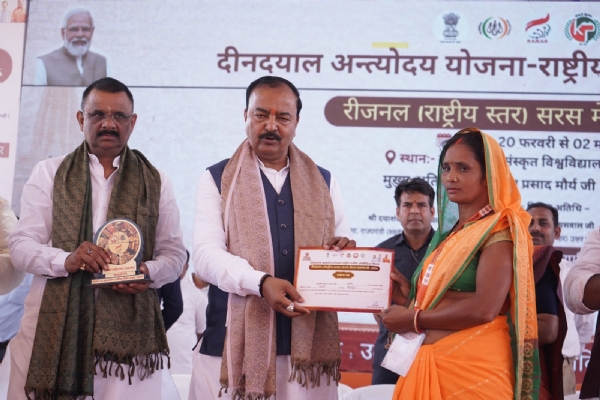 Deputy Chief Minister honored two insurance friends of Varanasi Deputy Chief Minister honored two insurance friends of Varanasi