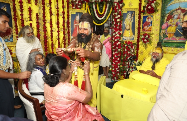 Prez Murmu seeks blessings from spiritual leader Premanand Ji Maharaj Prez Murmu seeks blessings from spiritual leader Premanand Ji Maharaj