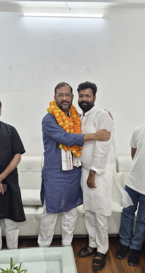 Rajesh Tiwari visted the residence of Congress Gangapar District President Ashfaq Ahmed