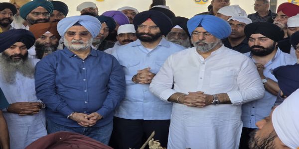 LG Taranjit Singh Sandhu and Environment Minister Manjinder Singh Sirsa pay last respects to Harminder Singh Kalka’s mother