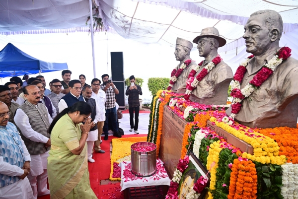 Delhi CM Rekha Gupta Pays Floral Tribute to Shaheed-e-Azam Bhagat Singh Sukhdev and Rajguru on Martyrs Day in Assembly Delhi CM Rekha Gupta Pays Floral Tribute to Shaheed-e-Azam Bhagat Singh Sukhdev and Rajguru on Martyrs Day in Assembly
