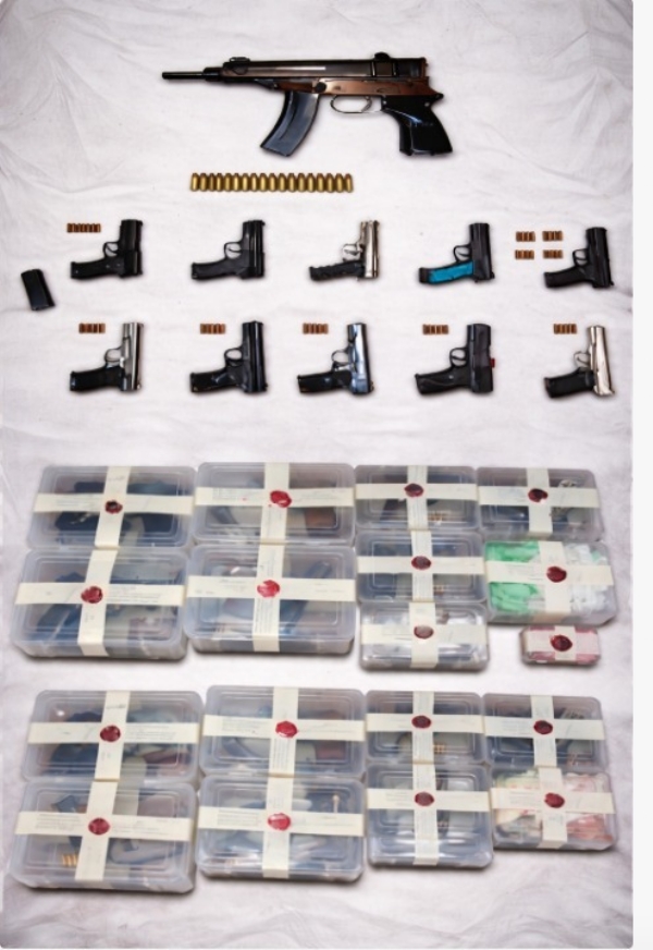 Delhi Police Shatter International Arms Smuggling Ring in Walled City 10 Nabbed with 21 High-End Guns Delhi Police Shatter International Arms Smuggling Ring in Walled City 10 Nabbed with 21 High-End Guns