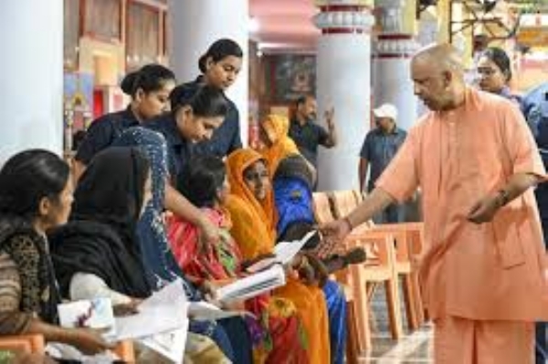 Yogi Adityanath met with people and listened to their problems during the Janta Darshan