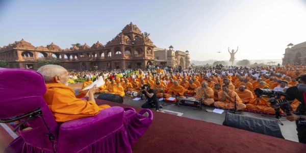 Consecration Ceremony of 108-ft Neelkanth Varni Murti Begins at Delhi Akshardham